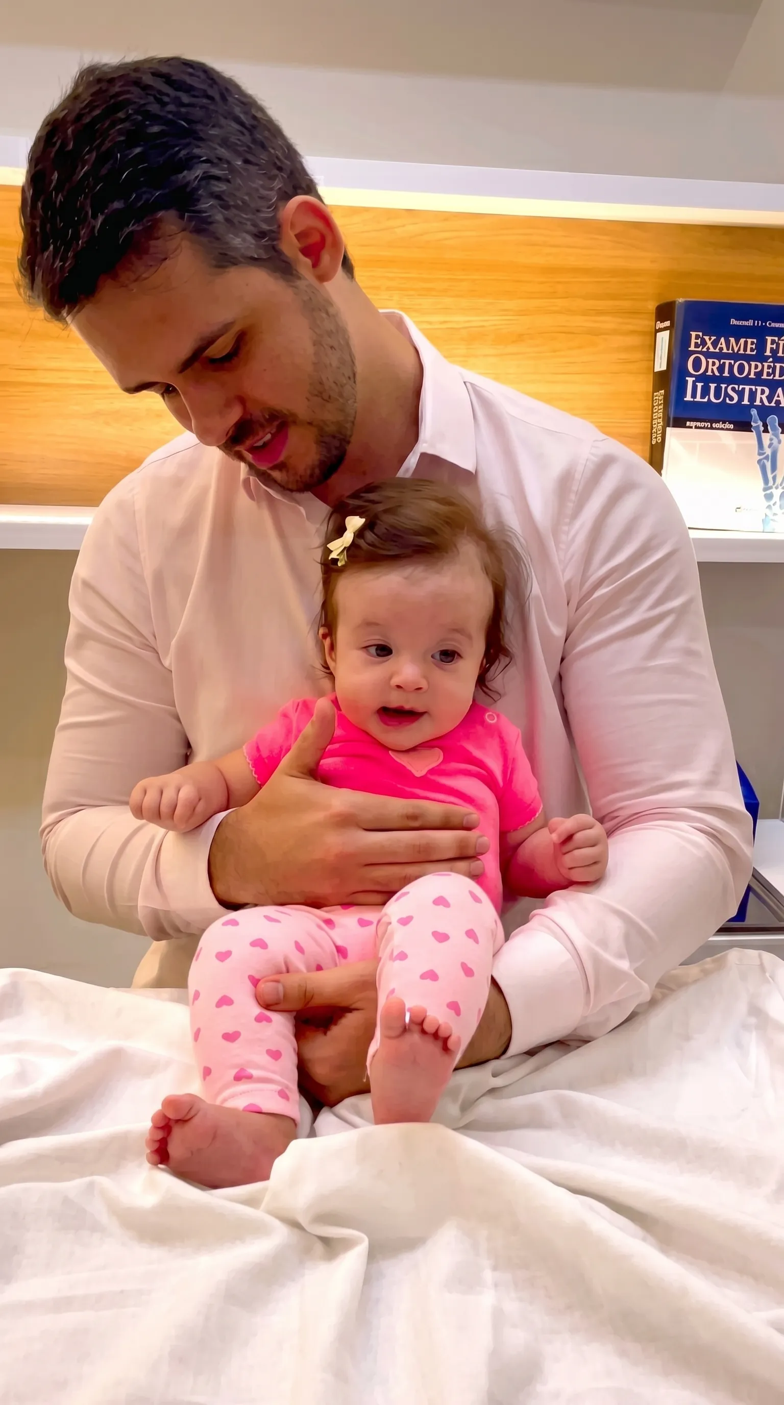 Sessão de osteopatia pediátrica com bebê